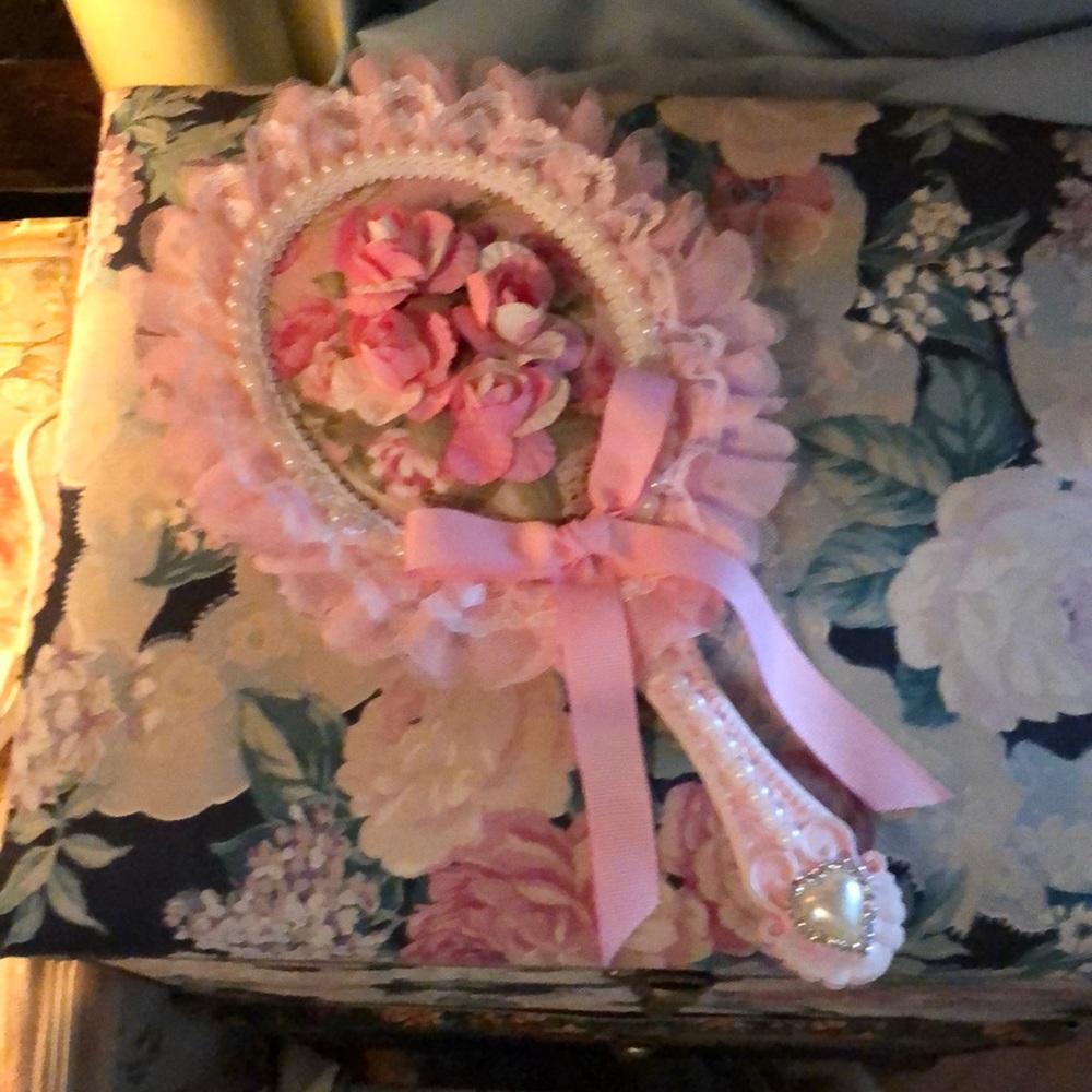 Shabby chic mirror & vanity heart decor - Picture 4 of 13